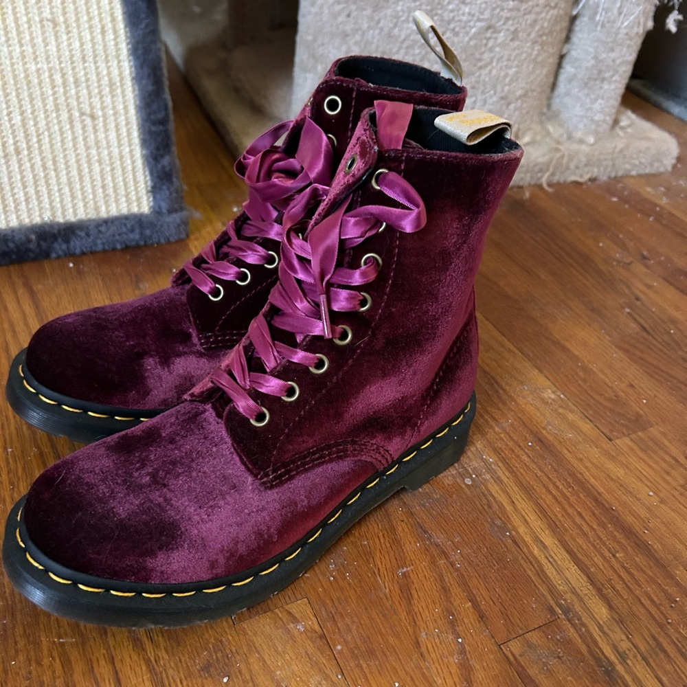 Dr. Martens Vegan 1460 Velvet Lace Up Boot size 8 - Picture 5 of 8